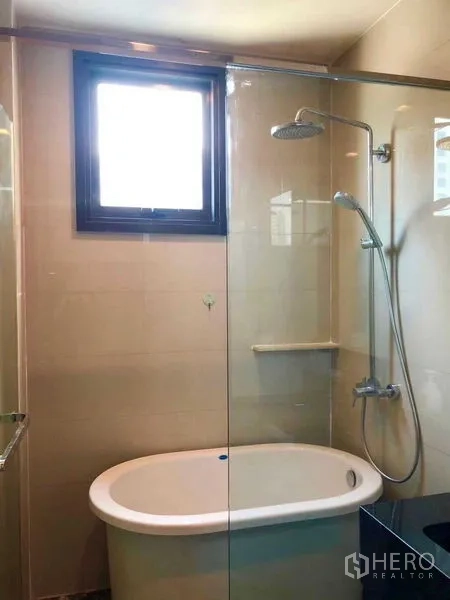 คอนโด ให้เช่าหรือขายในWatthana, Bangkok - ห้องน้ำพร้อมฉากกั้นกระจก ฝักบัวเรนชาวเวอร์ และอ่างอาบน้ำ