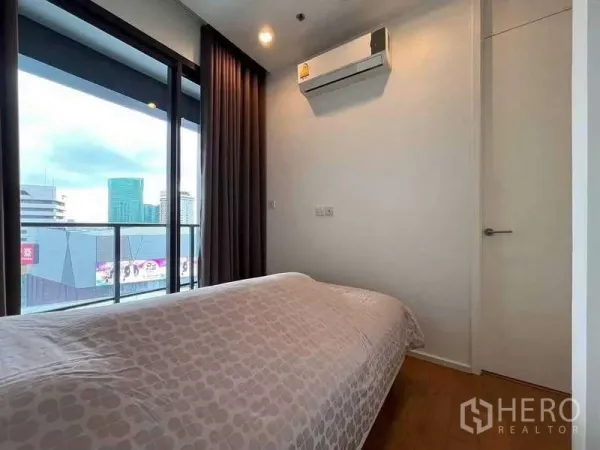 คอนโด ให้เช่า - ห้องนอนติดระเบียง กระจกเต็มบาน มีเครื่องปรับอากาศ วิวเมือง