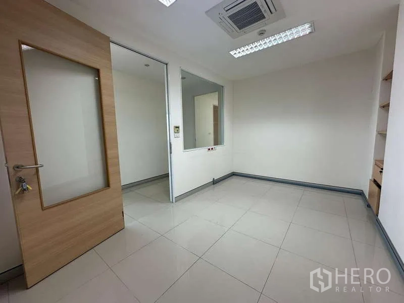 สำนักงาน ให้เช่าในPrawet, Bangkok - ห้องประชุมหรือห้องผู้จัดการขนาดย่อม มีช่องกระจกและไฟสว่าง