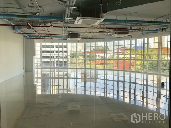 零售空间 出租在Khlong Toei, Bangkok - 明亮开放式零售空间，光滑地砖、全景落地窗与天花嵌入式空调。