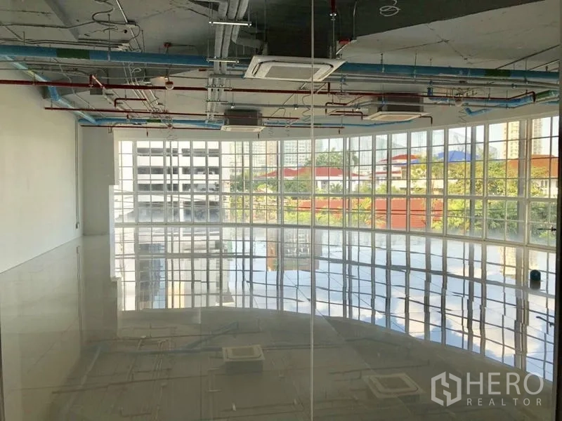 零售空间 出租在Khlong Toei, Bangkok - 明亮开放式零售空间，光滑地砖、全景落地窗与天花嵌入式空调。