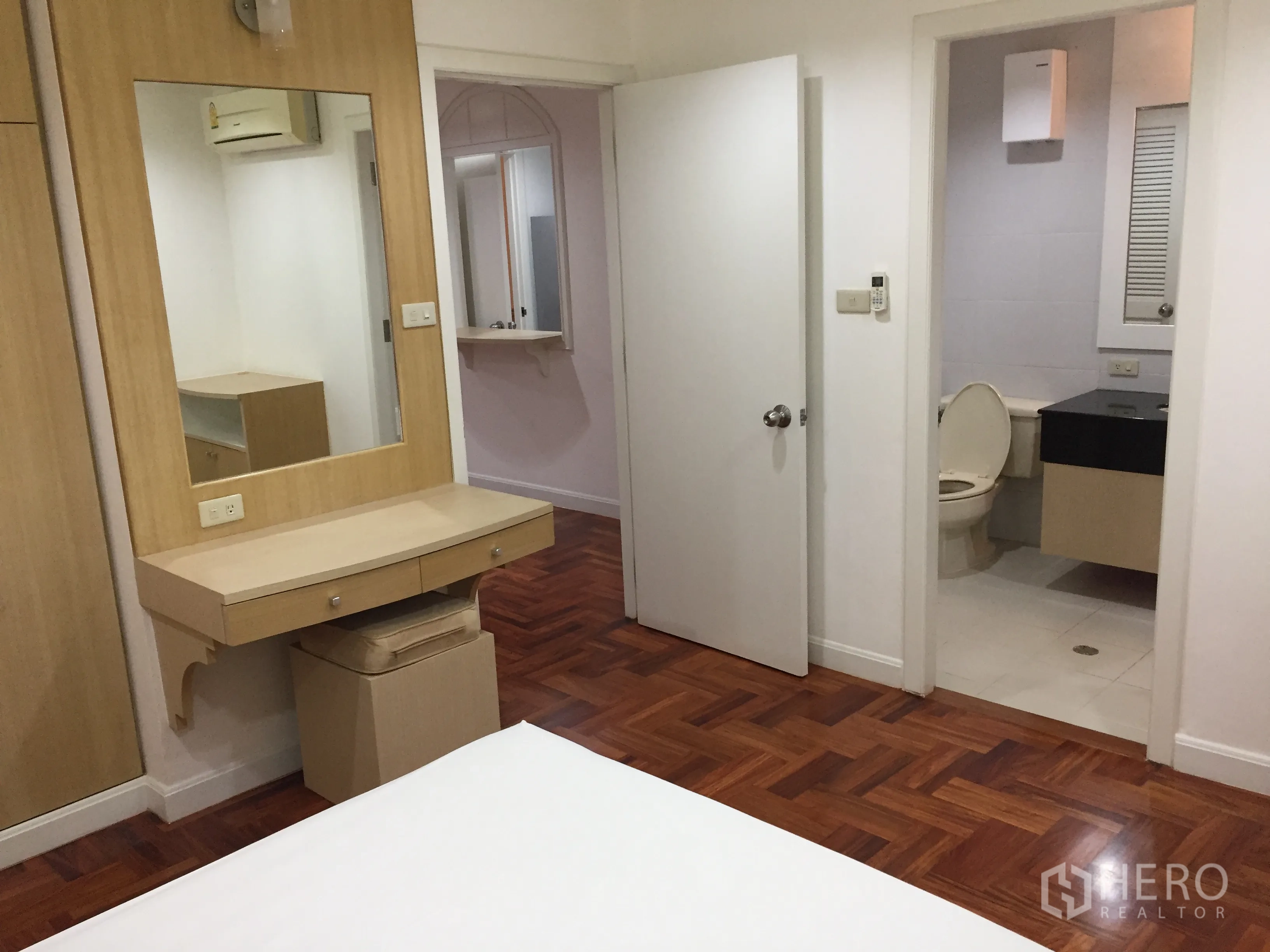 คอนโด ให้เช่าในWatthana, Bangkok - ห้องนอนพร้อมโต๊ะเครื่องแป้งบิวท์อิน ตู้เสื้อผ้า และทางเข้าห้องน้ำ บนพื้นไม้ปาร์เกต์