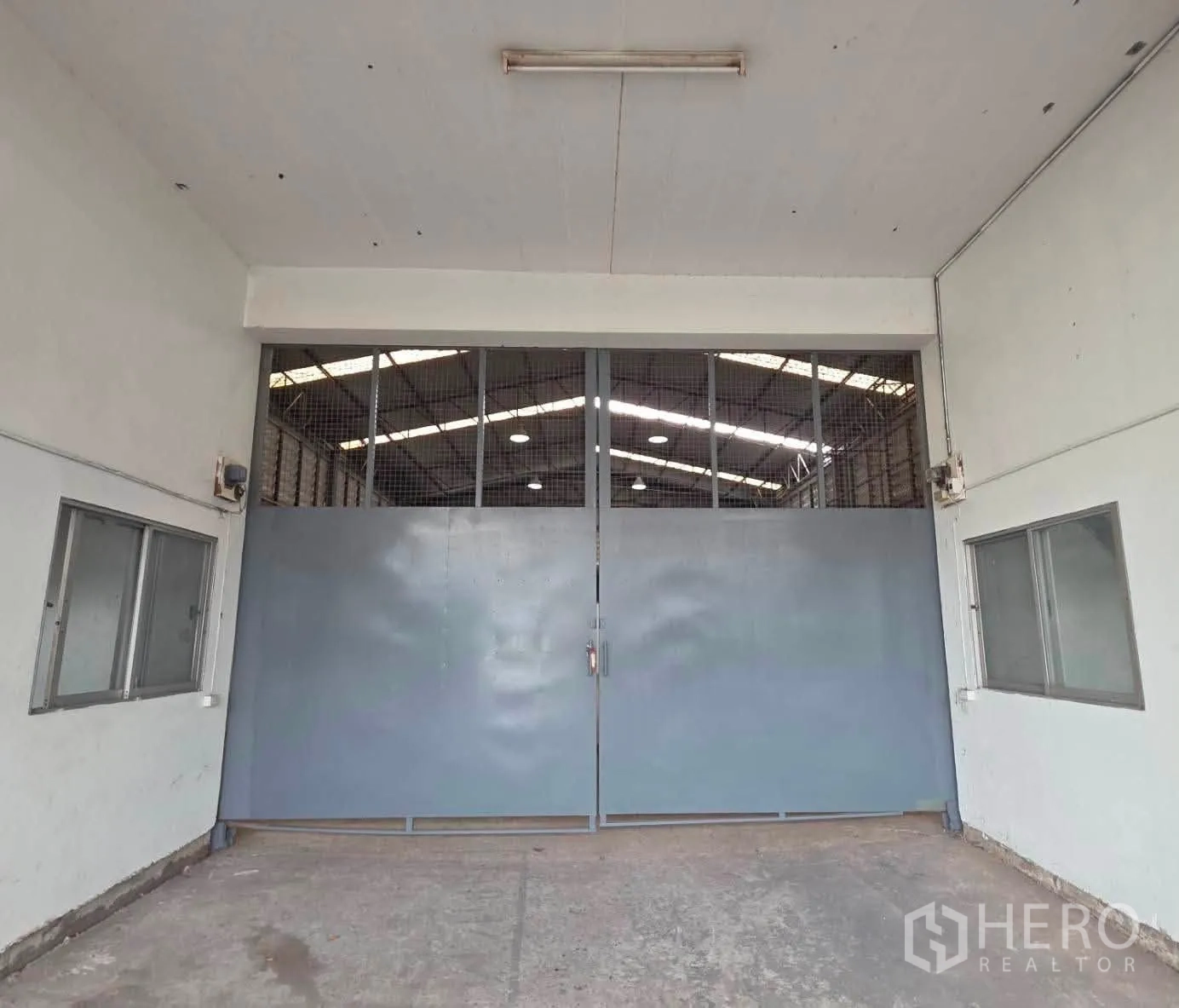 โกดัง for rent or sale in Phra Khanong, Bangkok - ประตูเหล็กบานคู่ทางเข้าโกดัง มีหน้าต่างสองข้าง