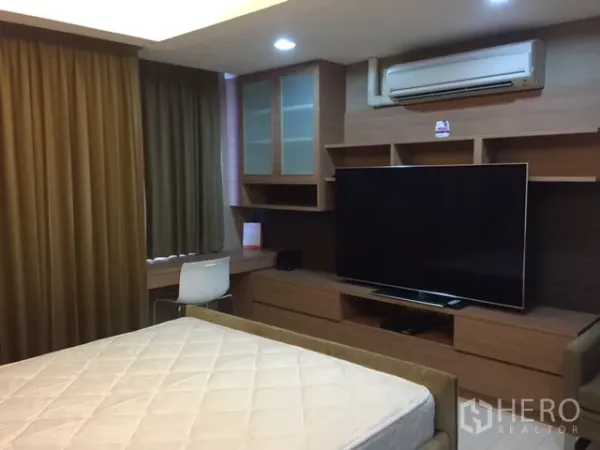 คอนโด ให้เช่าหรือขายในKhlong Toei, Bangkok - ห้องนอนใหญ่มีทีวีจอใหญ่ โต๊ะทำงาน ตู้บิวท์อิน และเครื่องปรับอากาศ