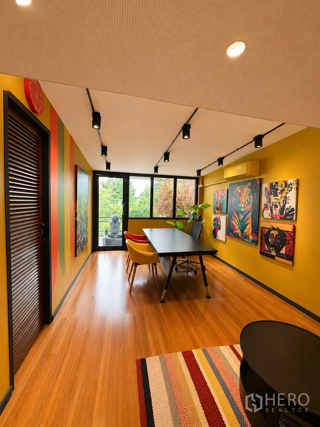 办公室 for rent in Phaya Thai, Bangkok - 创意房，挂有艺术画作，会议桌椅与落地窗。