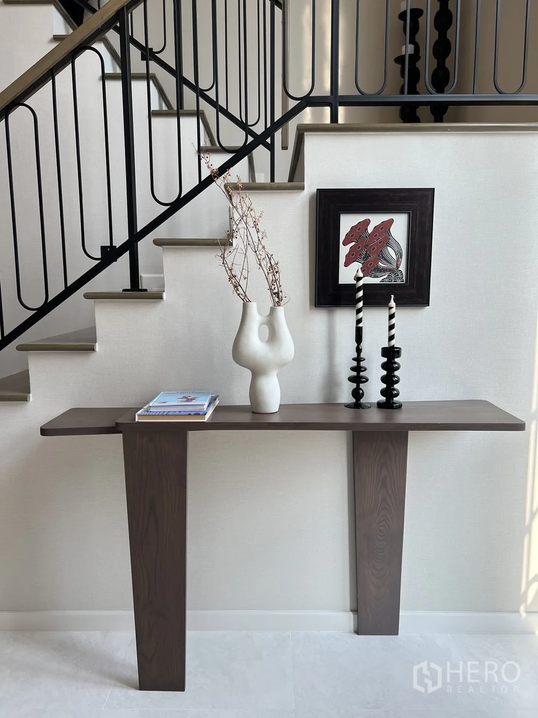 บ้านเดี่ยว for rent in Bang Phli, Samut Prakan - รายละเอียดบันไดราวเหล็กสีดำ พร้อมโต๊ะคอนโซลวางของตกแต่ง