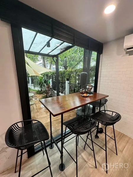 ทาวน์เฮาส์ ขายในWang Thonglang, Bangkok - มุมบาร์นั่งทานติดกระจก มองออกสู่ชานสวน