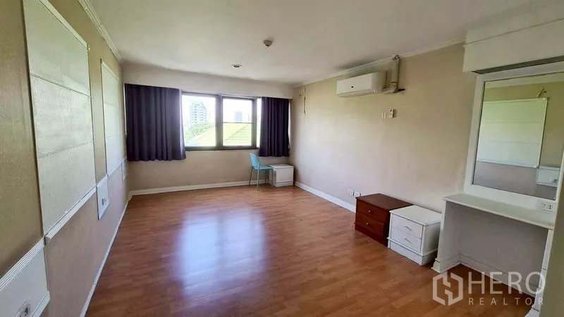 คอนโด ให้เช่าในWatthana, Bangkok - ห้องนอนขนาดใหญ่ พื้นไม้ หน้าต่างบานกว้าง แอร์ และมุมทำงาน