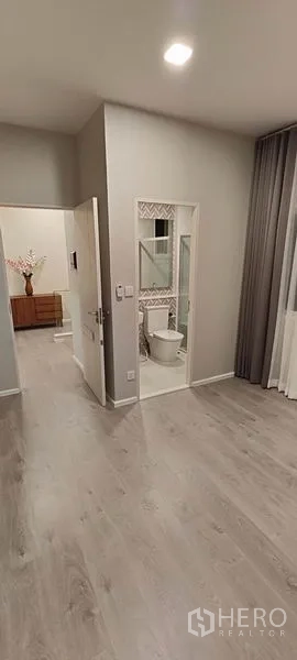 บ้าน ให้เช่าในPrawet, Bangkok - ห้องน้ำในตัวพร้อมตู้กระจกอาบน้ำ มองจากทางเข้าห้องนอน.