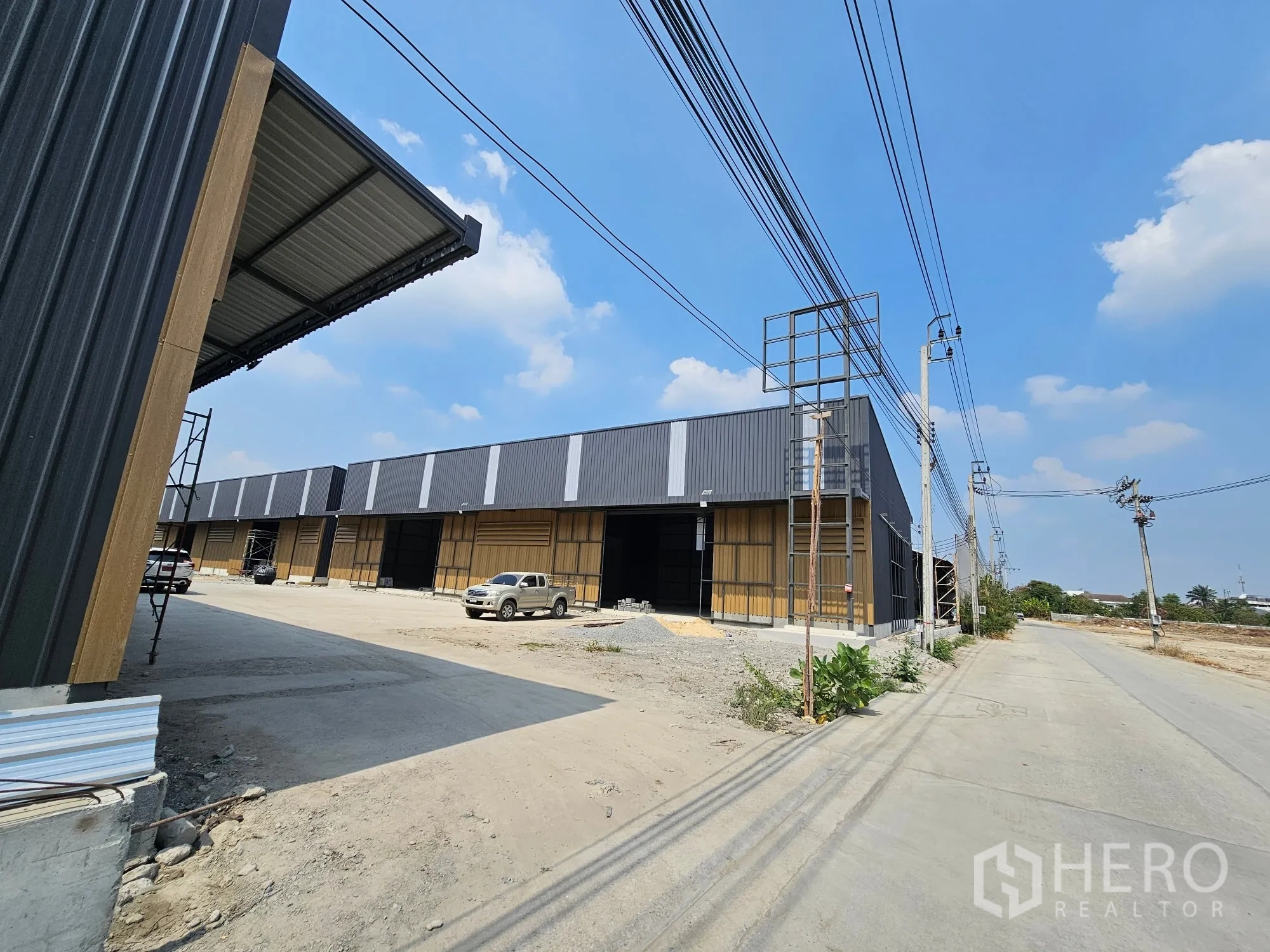 仓库 for rent in Bang Khen, Bangkok - 仓库外立面一排，前方有宽阔场地与通行道路。