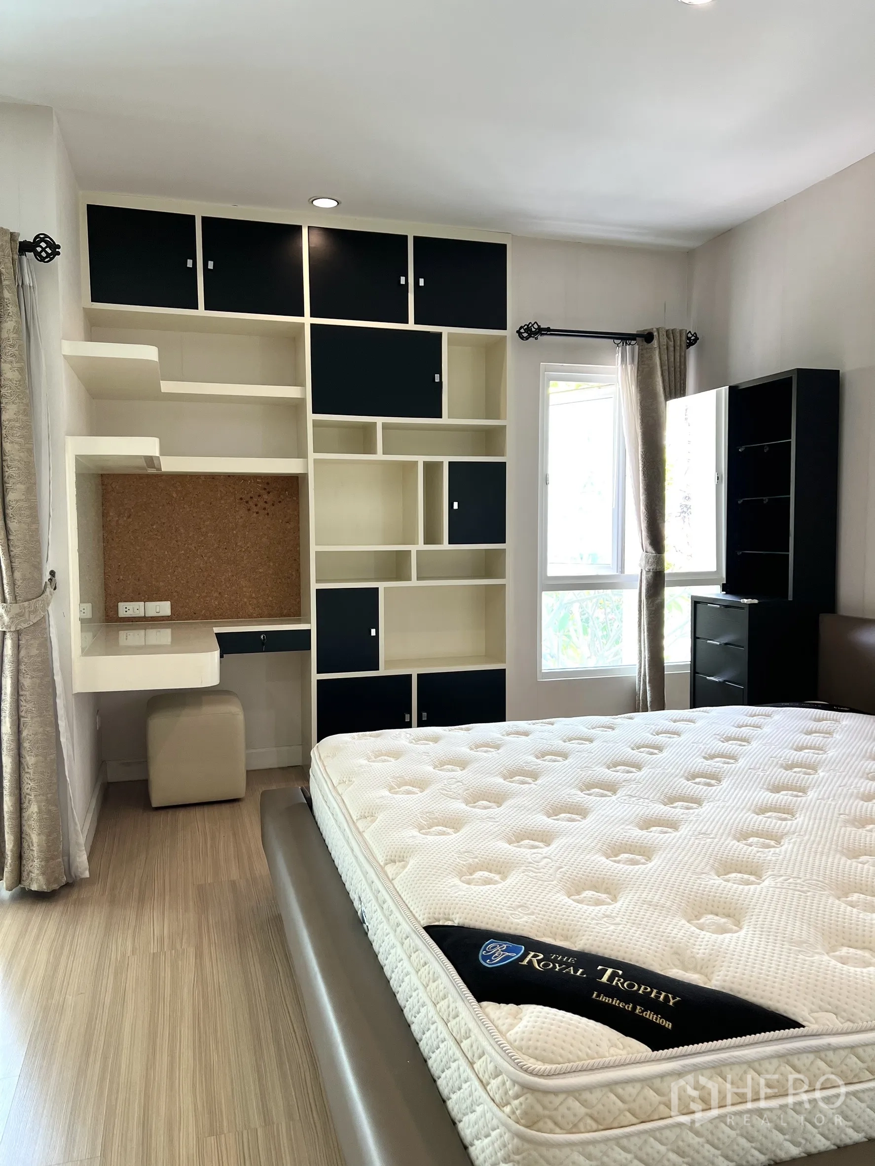 บ้าน ให้เช่าหรือขายในSaphan Sung, Bangkok - ห้องนอนหลัก เตียงใหญ่ ชั้นบิวท์อิน และโต๊ะทำงานริมหน้าต่าง