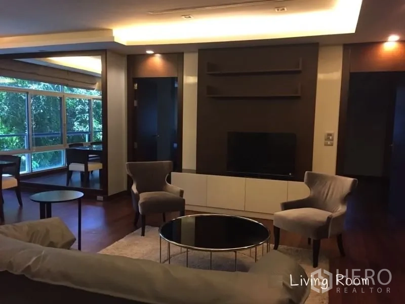 公寓 出租在Sathon, Bangkok - 温馨客厅，电视背景墙、扶手椅和茶几，木地板。