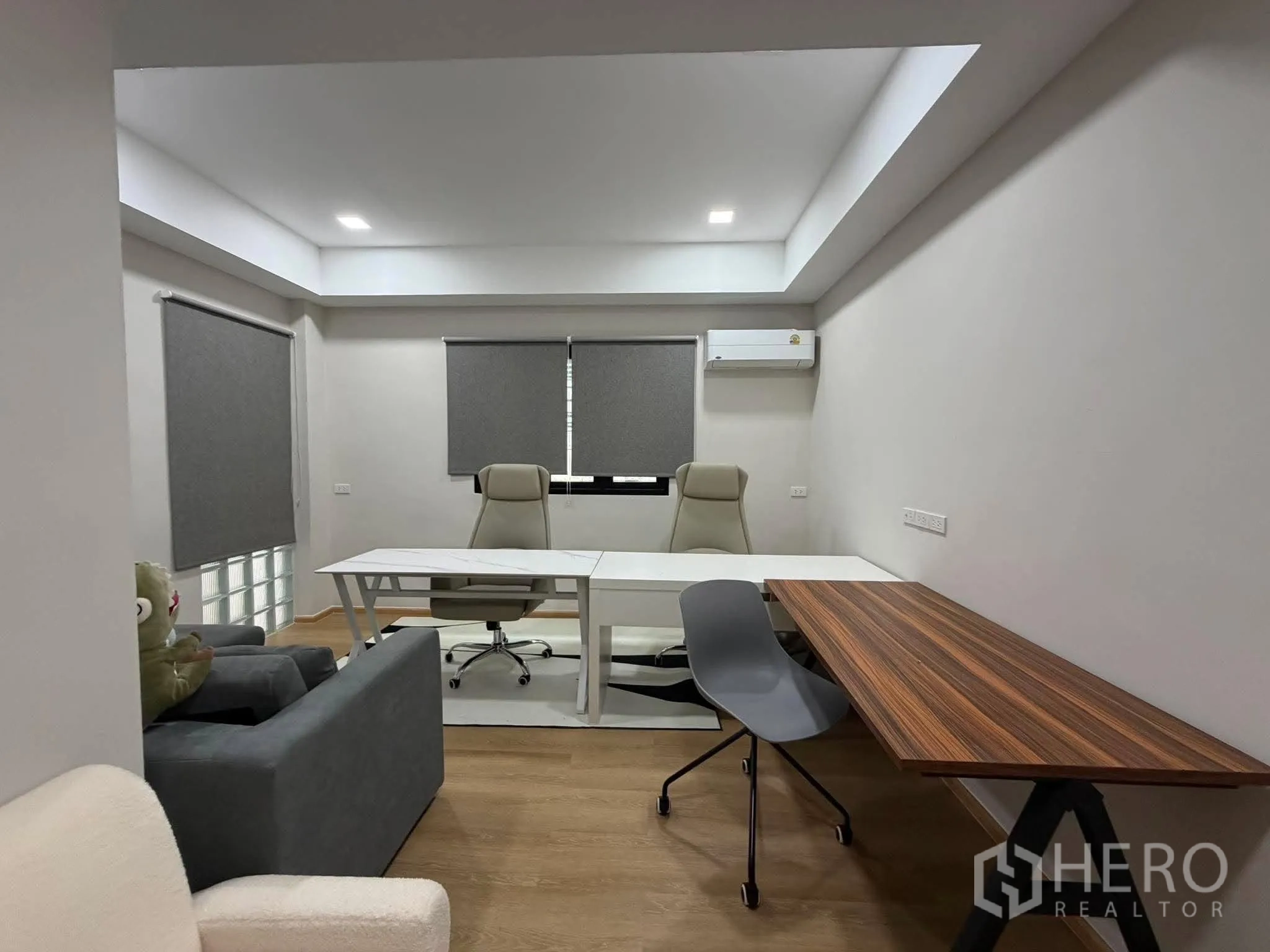 โฮมออฟฟิศ for rent in Phra Khanong, Bangkok - ห้องผู้บริหารพร้อมโต๊ะทำงานสองชุด เก้าอี้ และม่านม้วน