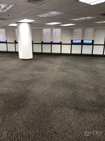 Office Space for rent in Khlong Toei, Bangkok - Open-plan office in Khlong Toei, Bangkok with carpet flooring, round column, roller blinds and drop-ceiling lights.
