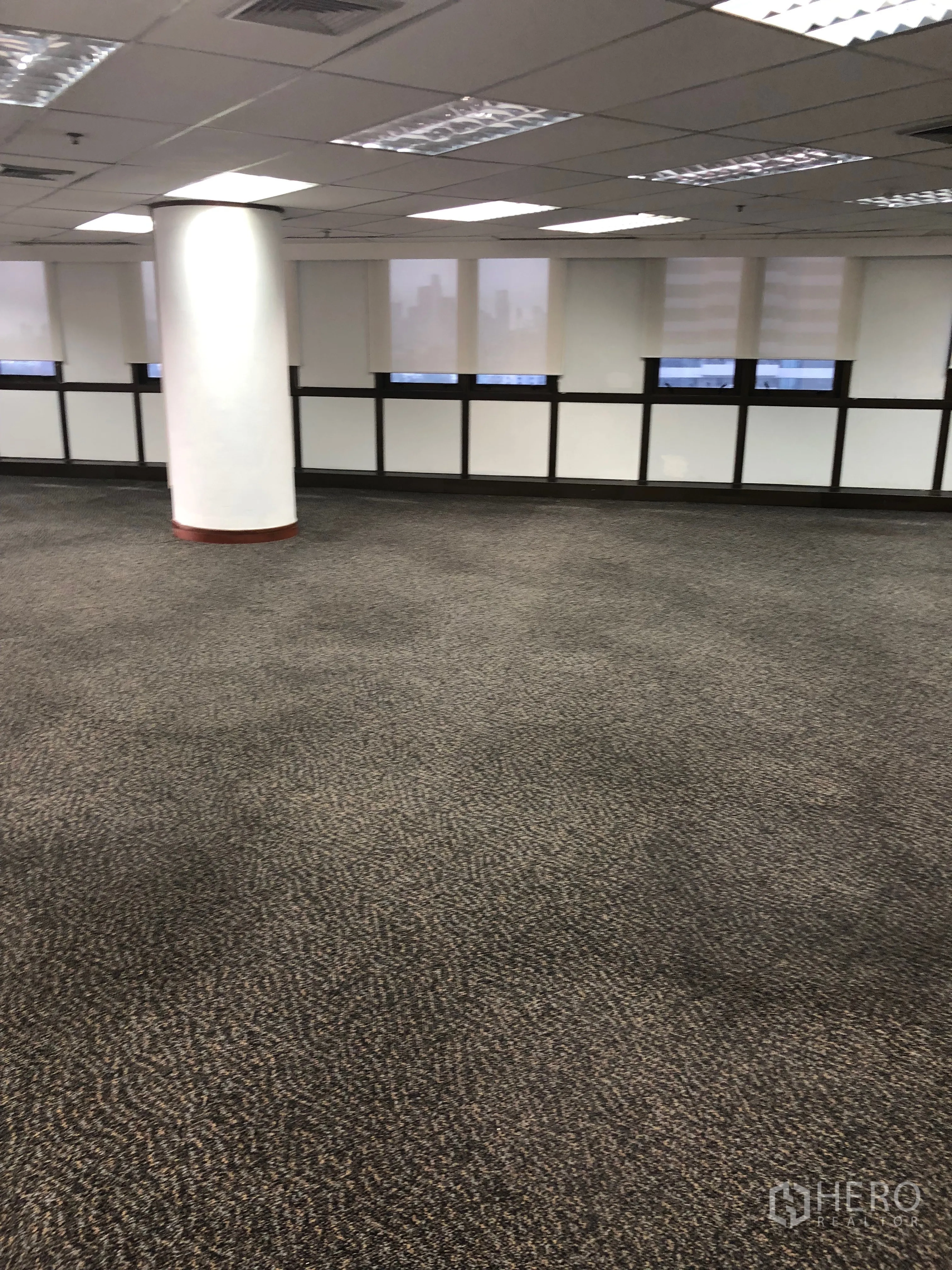 Office Space for rent in Khlong Toei, Bangkok - Open-plan office in Khlong Toei, Bangkok with carpet flooring, round column, roller blinds and drop-ceiling lights.