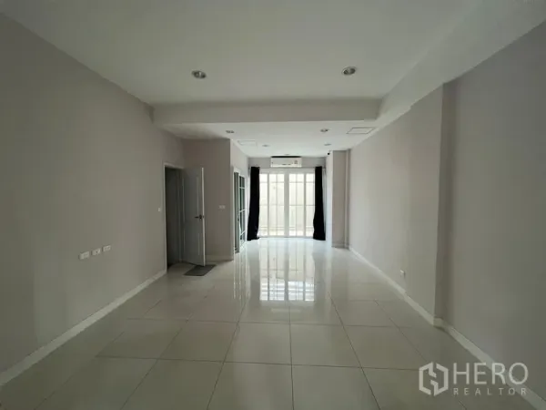 带办公室的家 出租或出售 - 一层开放式空间，亮面地砖、筒灯与玻璃门，采光充足。