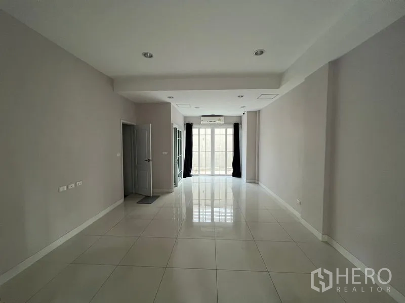 带办公室的家 出租或出售 - 一层开放式空间，亮面地砖、筒灯与玻璃门，采光充足。