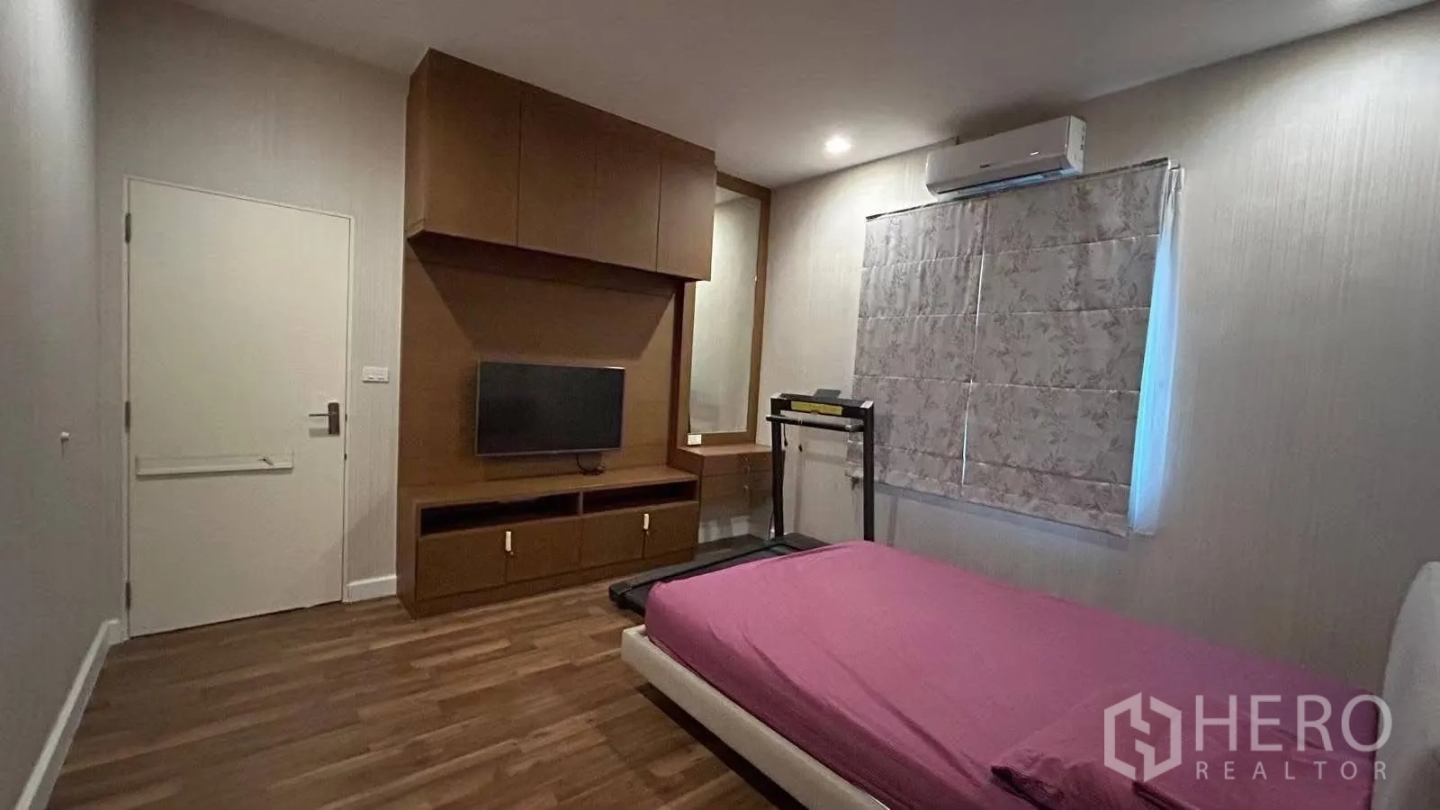 บ้านเดี่ยว for rent in Prawet, Bangkok - ห้องนอนพร้อมชั้นวางทีวีลอยลิ้นชัก ลู่วิ่ง และผ้าม่านพับ