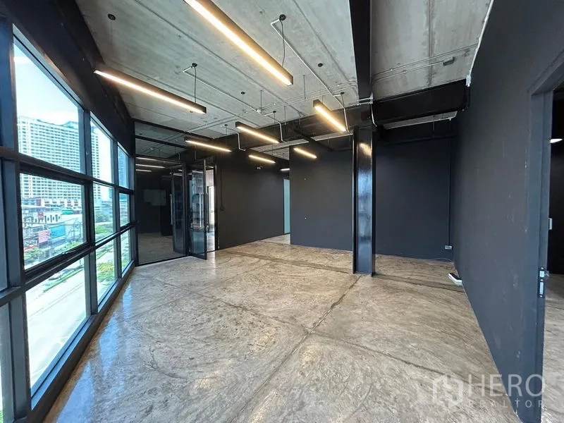 สำนักงาน ให้เช่าในChatuchak, Bangkok - พื้นที่ทำงานสว่างมุมอาคาร กระจกพาโนรามา เพดานเปลือย พื้นคอนกรีต เห็นวิวเมือง