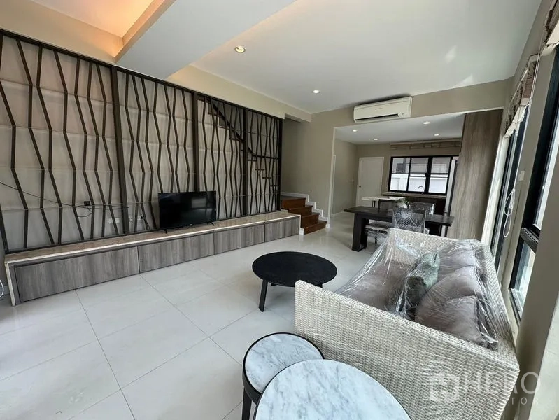 ทาวน์เฮาส์ ให้เช่าในKhlong Toei, Bangkok - พื้นที่นั่งเล่นและรับประทานอาหารแบบโอเพ่น พร้อมผนังเหล็กดีไซน์และบันได