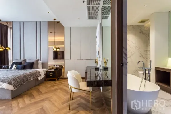 คอนโด ให้เช่าในKhlong Toei, Bangkok - ห้องมาสเตอร์พร้อมพื้นลายก้างปลา และห้องน้ำมีอ่างอาบน้ำลอยตัวผนังหินอ่อน