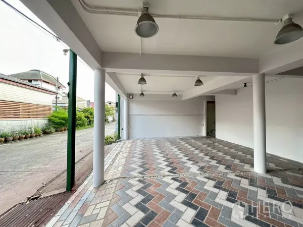 สำนักงานที่บ้าน ให้เช่าในLat Phrao, Bangkok - พื้นที่จอดรถใต้ชายคาพร้อมพื้นกระเบื้องลายก้างปลาและไฟเพดาน