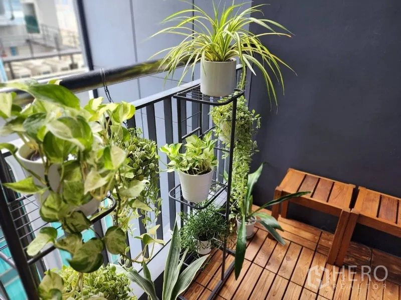 公寓 出租在Watthana, Bangkok - 私家阳台，木地台、长凳与多盆绿植。