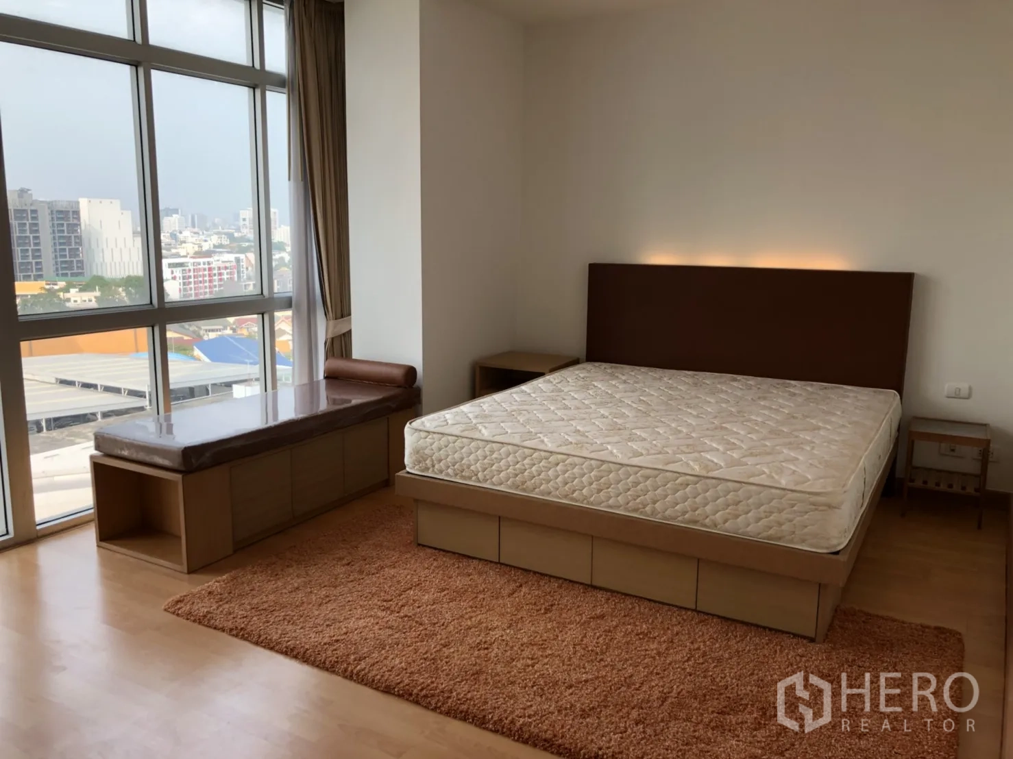 คอนโด ให้เช่าในKhlong Toei, Bangkok - ห้องนอนที่สอง หน้าต่างบานใหญ่ ม้านั่งริมหน้าต่าง และพื้นไม้โทนอุ่น