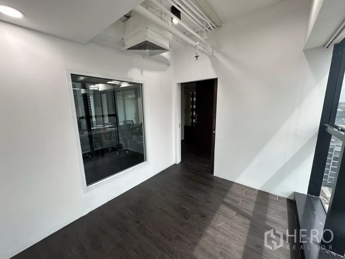 办公空间 出租在Watthana, Bangkok - 小型办公室，内窗、外露管道与大型外窗。