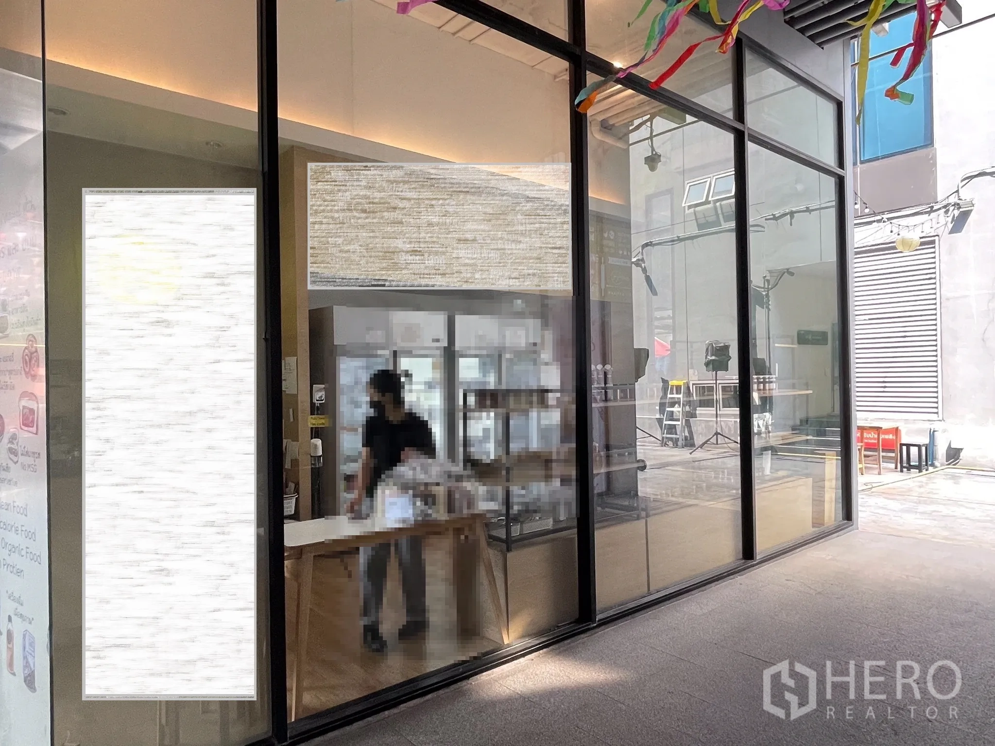 零售空间 出租在Khlong Toei, Bangkok - 室内零售区，长玻璃幕墙、展示台与柔和灯光。