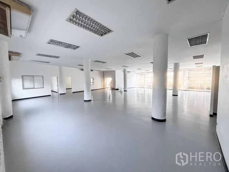 展厅 出租或出售在Bangkok Yai, Bangkok - 大面积柱网空间，地面光洁，双侧窗户采光充足。