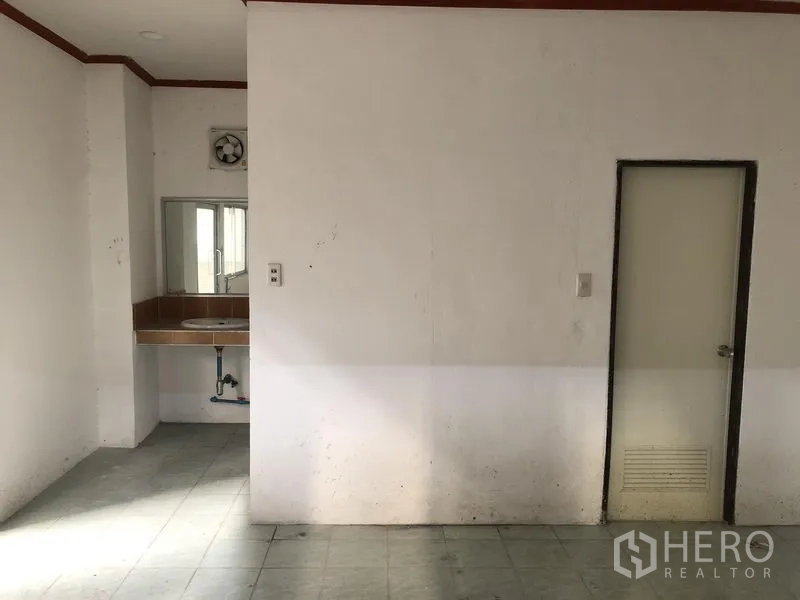 工厂 出租在Mueang Samut Prakan, Samut Prakan - 简易办公室与卫生间区域，带洗手台与内门。