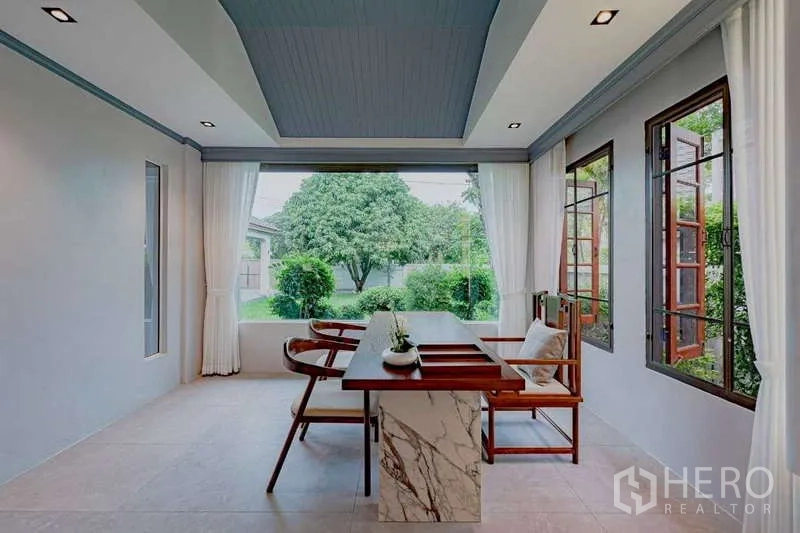 บ้าน ให้เช่าหรือขายในPhra Khanong, Bangkok - ห้องอเนกประสงค์ติดกระจก มองเห็นสวน พร้อมโต๊ะท็อปหินอ่อน