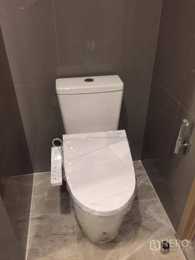 คอนโด ให้เช่าในWatthana, Bangkok - โถสุขภัณฑ์ระบบฉีดล้างอัตโนมัติในห้องน้ำปูกระเบื้อง