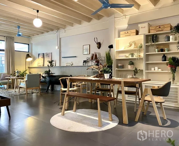 ทาวน์เฮาส์ ให้เช่าในKhlong Toei, Bangkok - โซนรับประทานอาหารแบบเปิดโล่ง โต๊ะไม้ ชั้นวางของ และไฟตกแต่ง