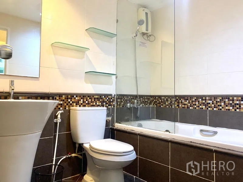 คอนโด ให้เช่าในKhlong Toei, Bangkok - ห้องน้ำมีอ่างอาบน้ำ ฝักบัว กระจกกั้น และโมเสกตกแต่ง