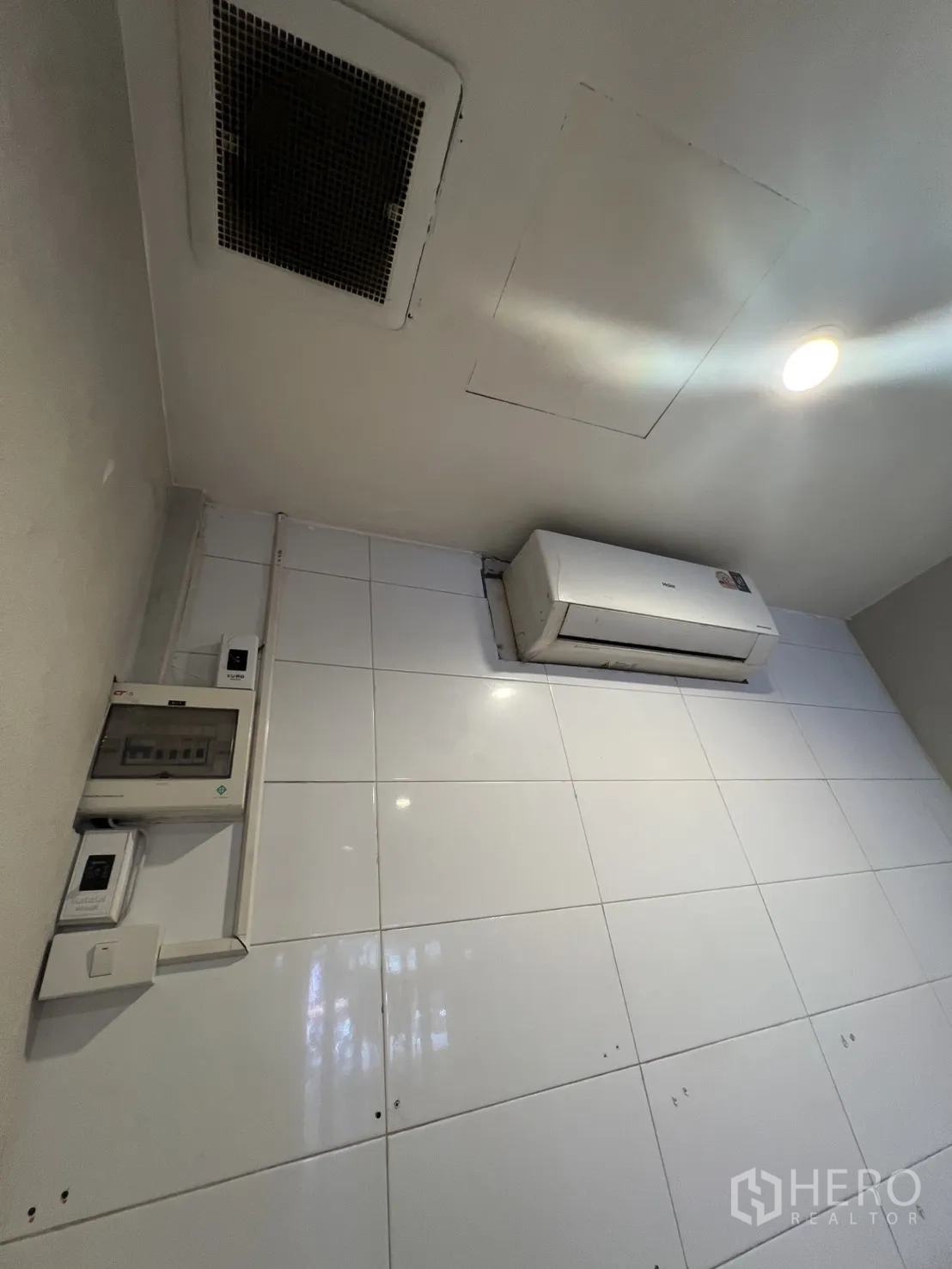 零售空间 出租在Watthana, Bangkok - 店铺天花细节：分体空调、筒灯照明、通风格栅及配电箱。