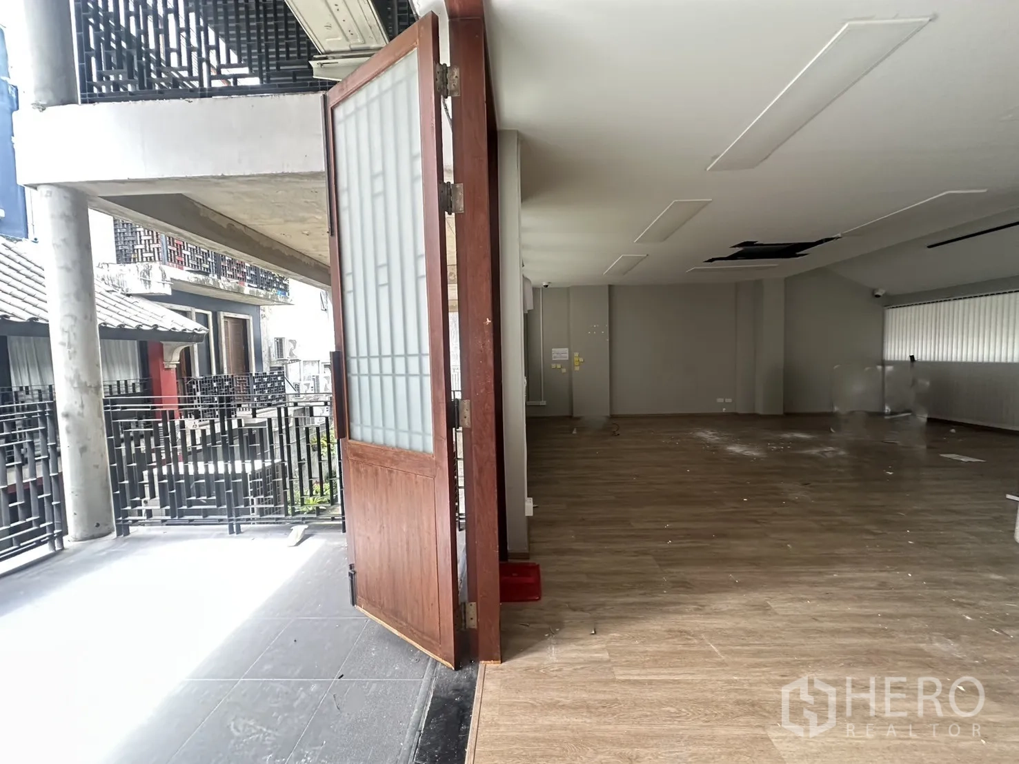 带办公室的家 出租在Pathum Wan, Bangkok - 大露台通过木门连接室内，可见开放式空间