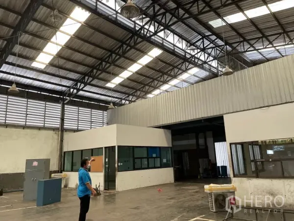 货栈 出租在Prawet, Bangkok - 超大仓库大厅，层高充裕，带天窗与管理办公箱体。