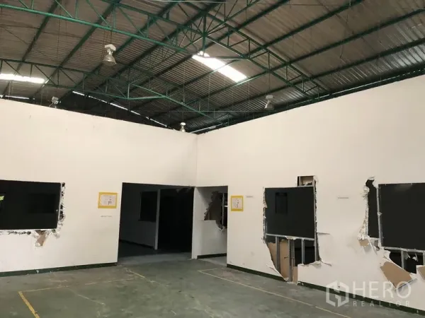 工厂 出租在Pathum Thani - 厂房内部，高钢结构屋顶，隔间办公室与坚固地面。