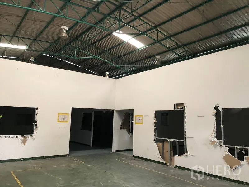 工厂 出租在Pathum Thani - 厂房内部，高钢结构屋顶，隔间办公室与坚固地面。