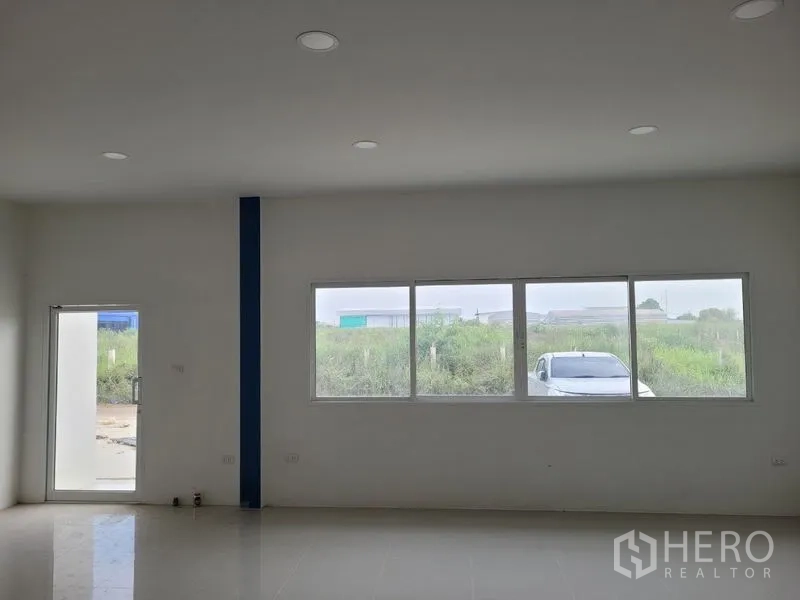 โรงงาน ให้เช่าหรือขายในKhlong Luang, Pathum Thani - ห้องออฟฟิศมีหน้าต่างบานใหญ่ มองเห็นพื้นที่สีเขียวรอบโครงการอุตสาหกรรม