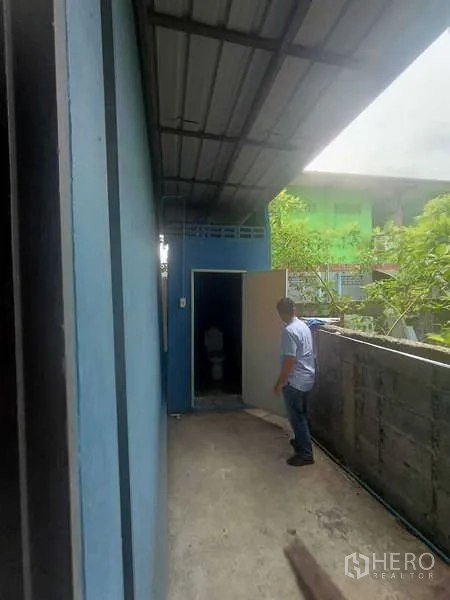 货栈 出售在Khlong Luang, Pathum Thani - 后侧服务走道，带雨棚与砖墙围栏