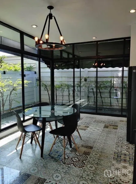 ทาวน์เฮาส์ ให้เช่าในSuan Luang, Bangkok - ห้องทานอาหารมุมกระจกเต็มบาน พื้นกระเบื้องลายสวย