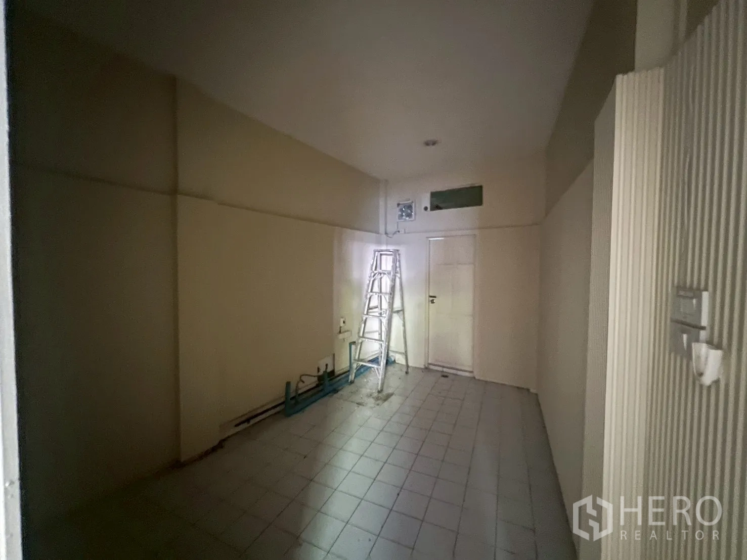 พื้นที่ขายปลีก ให้เช่าในWatthana, Bangkok - ห้องสโตร์และยูทิลิตี้ พื้นกระเบื้อง มีบันไดและงานท่อเดิน