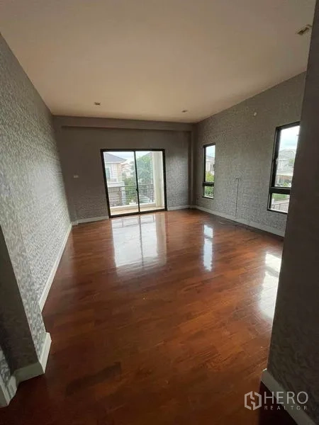 บ้าน ขายในLat Krabang, Bangkok - ห้องชั้นบนพื้นไม้ มีประตูกระจกบานเลื่อนออกสู่ระเบียง