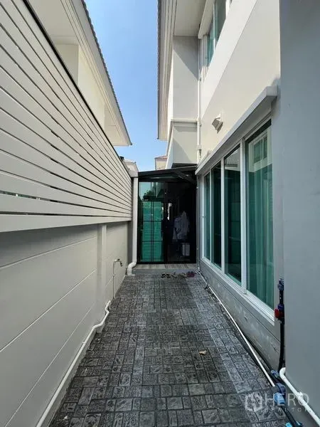 บ้าน ให้เช่าหรือขายในSaphan Sung, Bangkok - พื้นที่เซอร์วิสข้างบ้าน พื้นกระเบื้องและฉากบังสายตา