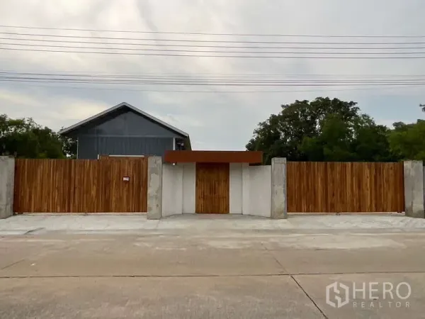 คลังสินค้า ให้เช่าหรือขายในNong Chok, Bangkok - ประตูทางเข้าไม้สมัยใหม่และทางรถกว้างสู่พื้นที่โกดังที่ปลอดภัย