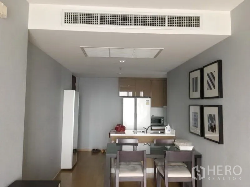 คอนโด ให้เช่าในKhlong Toei, Bangkok - พื้นที่ทานอาหารและครัวแบบโอเพ่นพร้อมโต๊ะสี่ที่นั่ง เคาน์เตอร์ไอส์แลนด์ ตู้บิวท์อิน ตู้เย็นขนาดใหญ่ และระบบแอร์ฝังฝ้า