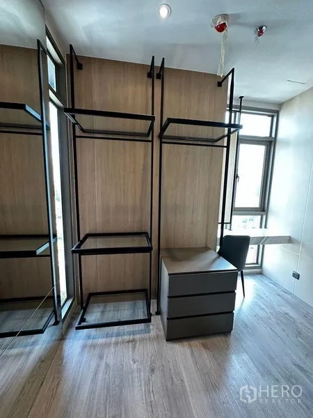 คอนโด ให้เช่าในWatthana, Bangkok - วอล์กอินโคลเซ็ต โครงชั้นสีดำลอยตัว ลิ้นชัก และโต๊ะทำงานติดหน้าต่าง